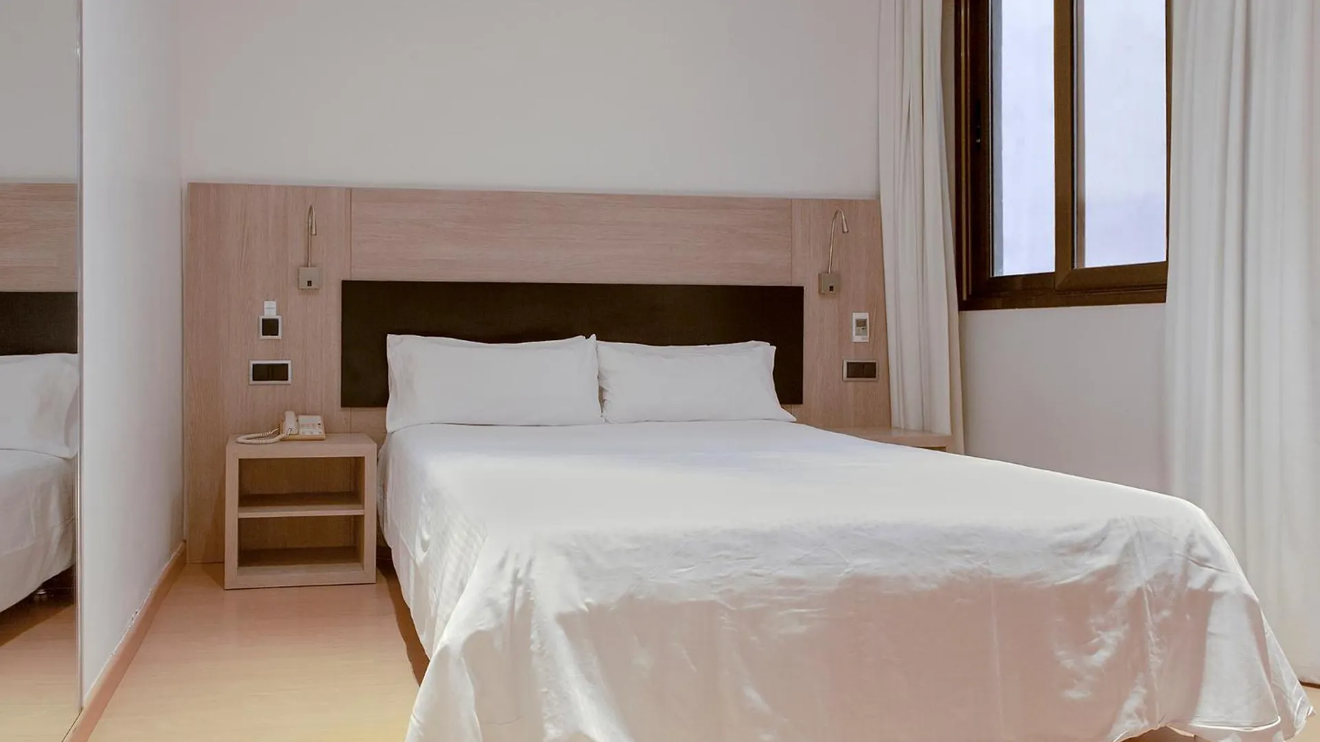 ***  ברצלונה Hotel Lleo ספרד